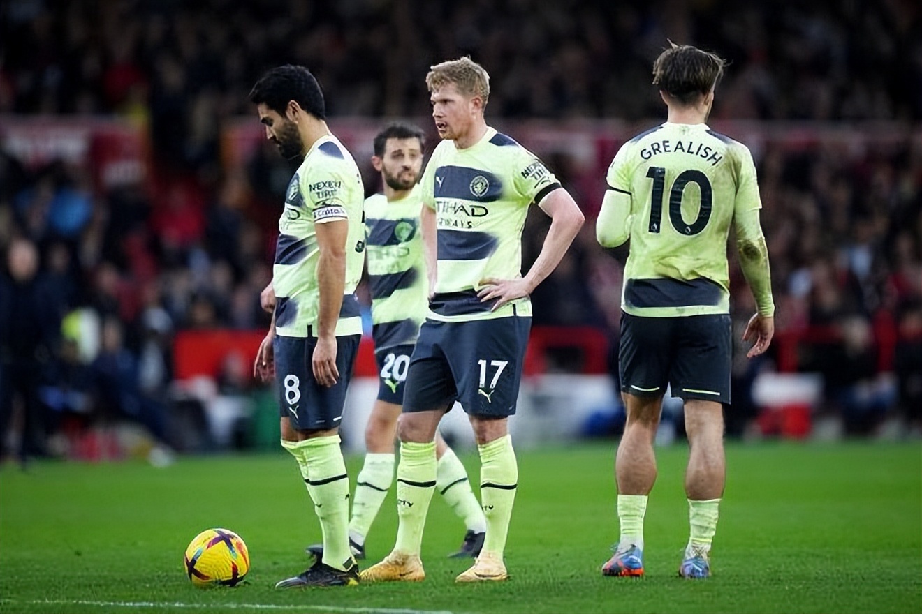 前锋远射破门，球迷现场尖叫（前锋远射世界波破门，现场球迷沸腾）