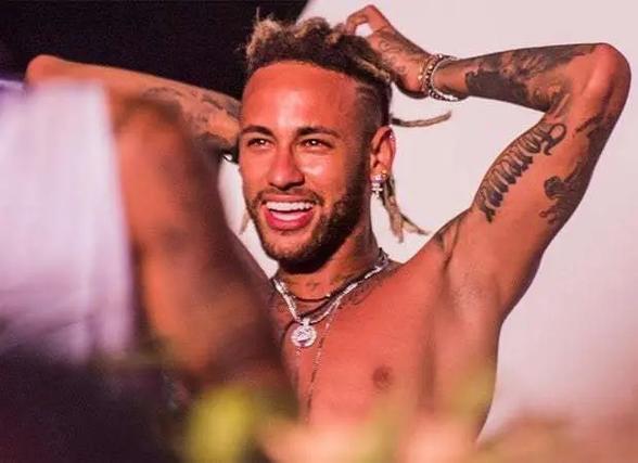 前锋连续两轮破门，全队士气高涨（前锋连场建功，球队士气飙升）