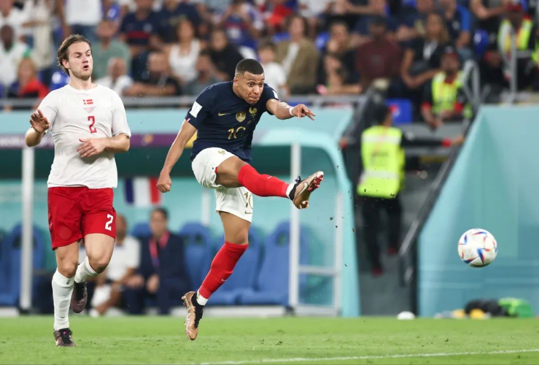 TA分析3-4-3阵型：从链式防守到战术万花筒，攻守易形的现代解法（3-4-3阵型深析：从链式防守到战术万花筒，攻守变换的当代解法）