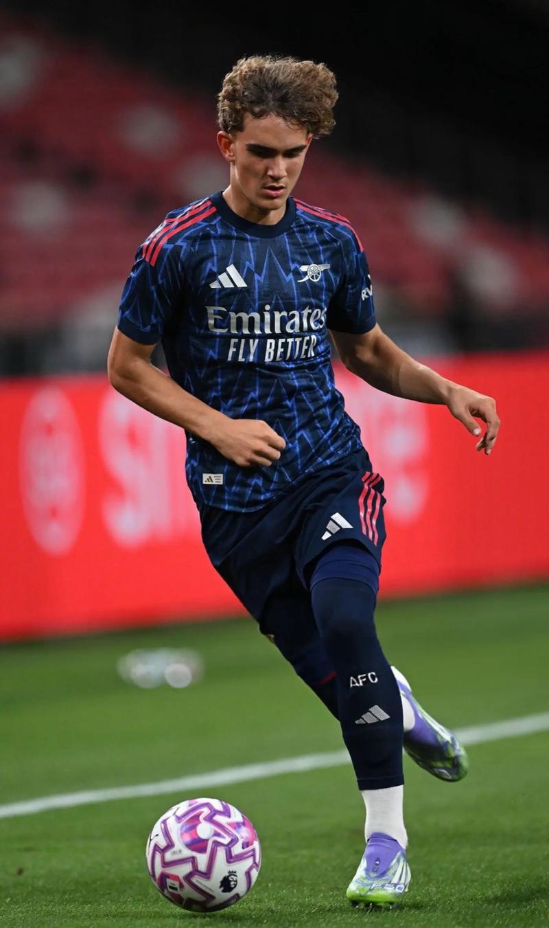 姆巴佩对阵赫罗纳时与第四官员发生争执：我说话的时候看着我！（姆巴佩战赫罗纳与第四官员爆发口角： ＂我说话时看着我！）