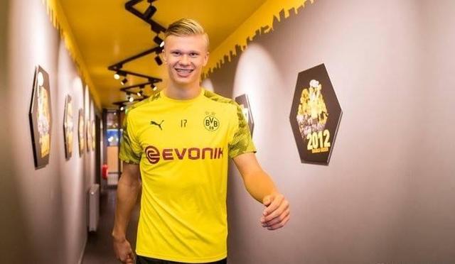 记者晒视频：钟义浩现场观看海牛比赛，海牛进球后他兴奋鼓掌（记者发视频：钟义浩现身观战海牛，球队破门他激动鼓掌）