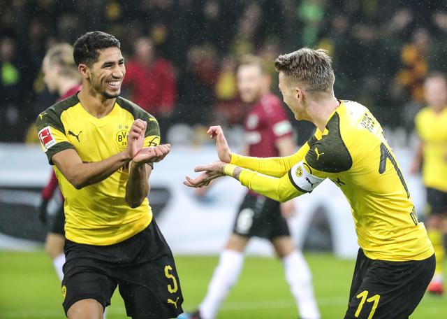 越来越大了，泰州高速口已经搭好巨幅“苏超”冠军标语（泰州高速口挂起巨幅“苏超”冠军标语，声势再升级）